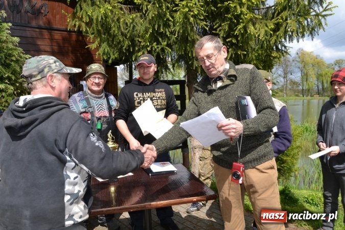 Zdjęcie w galerii na portalu naszraciborz.pl: Deszcz, grad, wiatr, czasem słońce na otwarcie sezonu wędkarskiego w Tworkowie  wiadomości z regionu