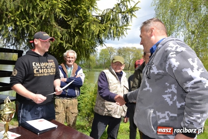 Zdjęcie w galerii na portalu naszraciborz.pl: Deszcz, grad, wiatr, czasem słońce na otwarcie sezonu wędkarskiego w Tworkowie  wiadomości z regionu