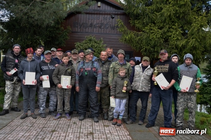 Zdjęcie w galerii na portalu naszraciborz.pl: Deszcz, grad, wiatr, czasem słońce na otwarcie sezonu wędkarskiego w Tworkowie  wiadomości z regionu