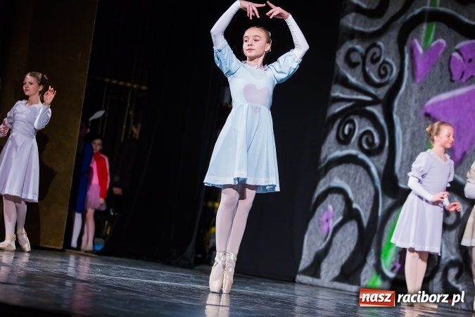 Zdjęcie w galerii na portalu naszraciborz.pl: Alicja w Krainie Czarów w Raciborskim Centrum Kultury wiadomości z regionu