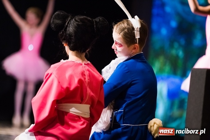 Zdjęcie w galerii na portalu naszraciborz.pl: Alicja w Krainie Czarów w Raciborskim Centrum Kultury wiadomości z regionu