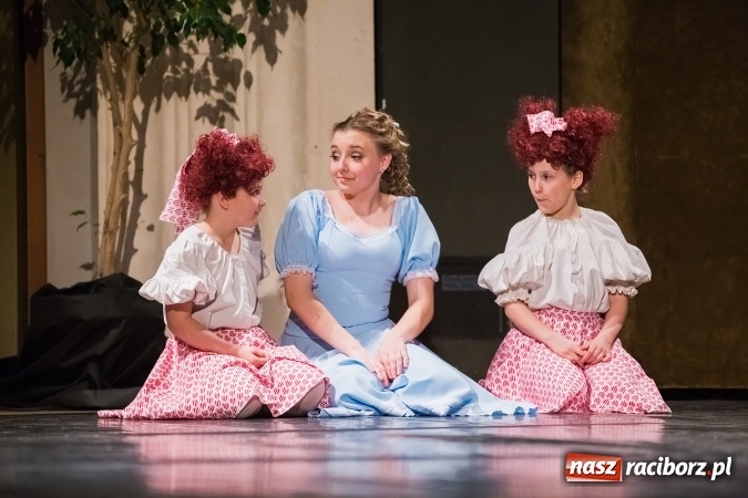 Zdjęcie w galerii na portalu naszraciborz.pl: Alicja w Krainie Czarów w Raciborskim Centrum Kultury wiadomości z regionu