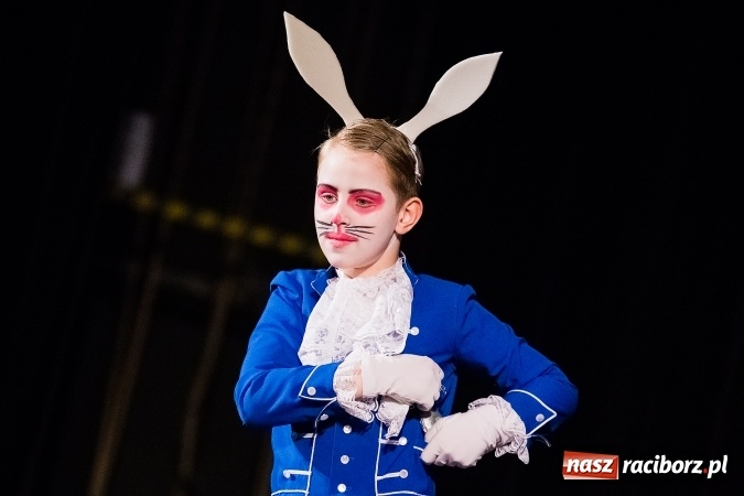 Zdjęcie w galerii na portalu naszraciborz.pl: Alicja w Krainie Czarów w Raciborskim Centrum Kultury wiadomości z regionu
