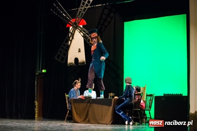 Zdjęcie w galerii na portalu naszraciborz.pl: Alicja w Krainie Czarów w Raciborskim Centrum Kultury wiadomości z regionu