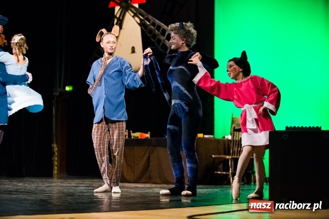 Zdjęcie w galerii na portalu naszraciborz.pl: Alicja w Krainie Czarów w Raciborskim Centrum Kultury wiadomości z regionu