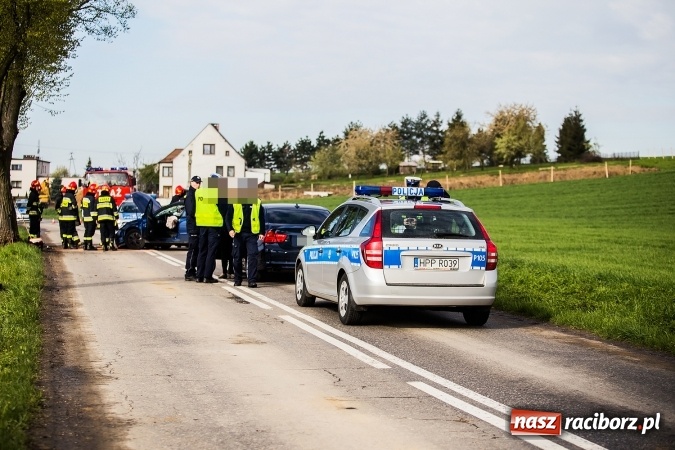 Zdjęcie w galerii na portalu naszraciborz.pl: Astra uderzyła w drzewo na trasie Bojanów-Krzanowice wiadomości z regionu