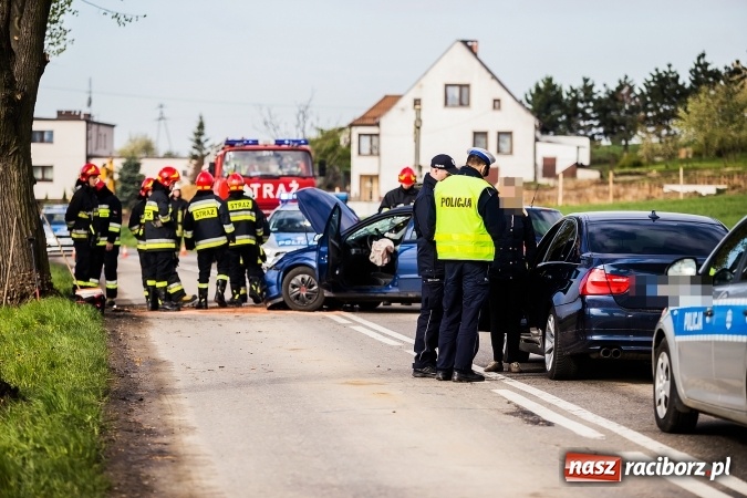 Zdjęcie w galerii na portalu naszraciborz.pl: Astra uderzyła w drzewo na trasie Bojanów-Krzanowice wiadomości z regionu