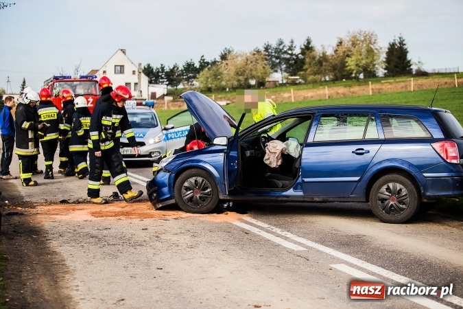 Zdjęcie w galerii na portalu naszraciborz.pl: Astra uderzyła w drzewo na trasie Bojanów-Krzanowice wiadomości z regionu