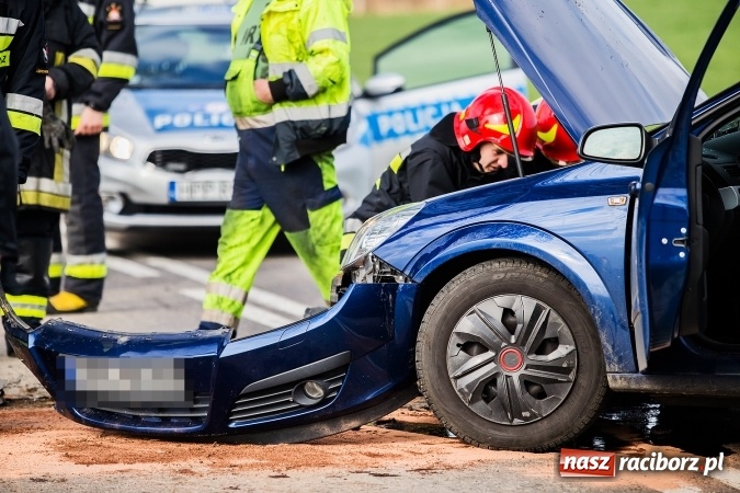 Zdjęcie w galerii na portalu naszraciborz.pl: Astra uderzyła w drzewo na trasie Bojanów-Krzanowice wiadomości z regionu