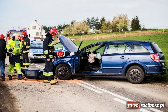 Zdjęcie w galerii na portalu naszraciborz.pl: Astra uderzyła w drzewo na trasie Bojanów-Krzanowice wiadomości z regionu