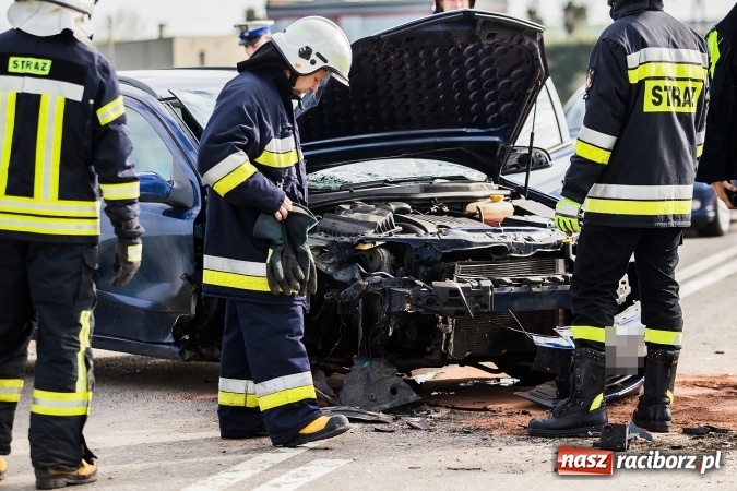 Zdjęcie w galerii na portalu naszraciborz.pl: Astra uderzyła w drzewo na trasie Bojanów-Krzanowice wiadomości z regionu