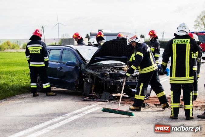 Zdjęcie w galerii na portalu naszraciborz.pl: Astra uderzyła w drzewo na trasie Bojanów-Krzanowice wiadomości z regionu
