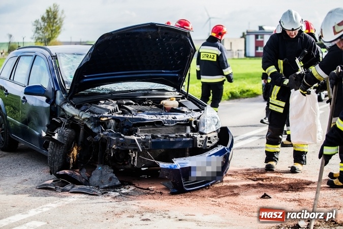 Zdjęcie w galerii na portalu naszraciborz.pl: Astra uderzyła w drzewo na trasie Bojanów-Krzanowice wiadomości z regionu