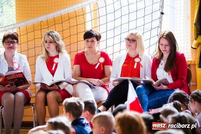 Zdjęcie w galerii na portalu naszraciborz.pl: Głośne czytanie w Szkole Podstawowej nr 13 wiadomości z regionu