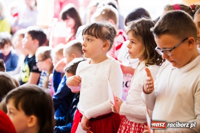 Zdjęcie w galerii na portalu naszraciborz.pl: Głośne czytanie w Szkole Podstawowej nr 13 wiadomości z regionu
