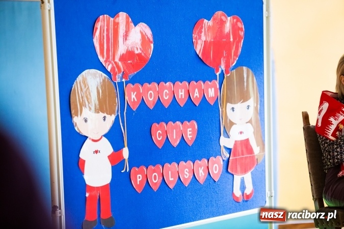 Zdjęcie w galerii na portalu naszraciborz.pl: Głośne czytanie w Szkole Podstawowej nr 13 wiadomości z regionu