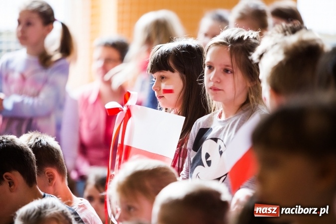 Zdjęcie w galerii na portalu naszraciborz.pl: Głośne czytanie w Szkole Podstawowej nr 13 wiadomości z regionu