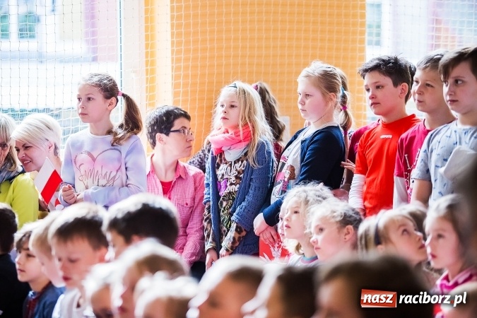 Zdjęcie w galerii na portalu naszraciborz.pl: Głośne czytanie w Szkole Podstawowej nr 13 wiadomości z regionu