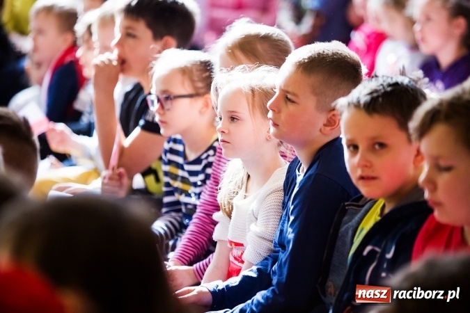 Zdjęcie w galerii na portalu naszraciborz.pl: Głośne czytanie w Szkole Podstawowej nr 13 wiadomości z regionu