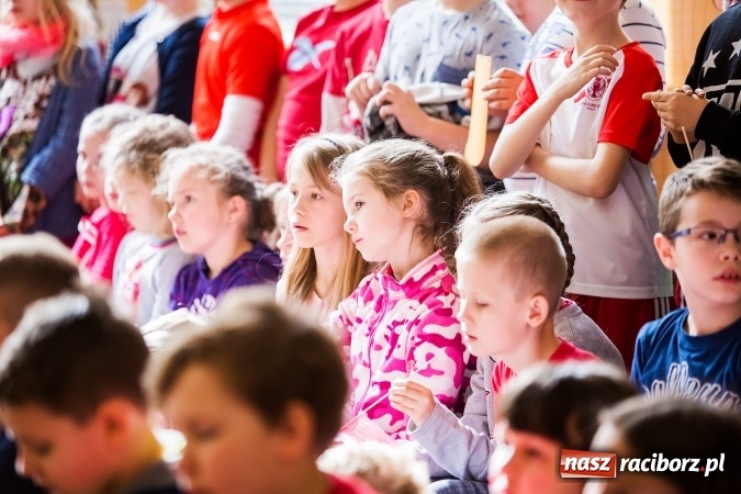 Zdjęcie w galerii na portalu naszraciborz.pl: Głośne czytanie w Szkole Podstawowej nr 13 wiadomości z regionu