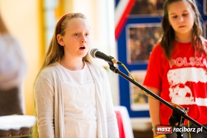 Zdjęcie w galerii na portalu naszraciborz.pl: Głośne czytanie w Szkole Podstawowej nr 13 wiadomości z regionu