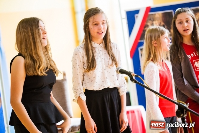 Zdjęcie w galerii na portalu naszraciborz.pl: Głośne czytanie w Szkole Podstawowej nr 13 wiadomości z regionu