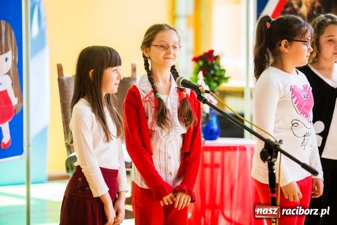 Zdjęcie w galerii na portalu naszraciborz.pl: Głośne czytanie w Szkole Podstawowej nr 13 wiadomości z regionu