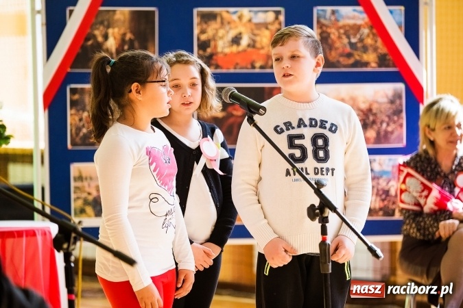 Zdjęcie w galerii na portalu naszraciborz.pl: Głośne czytanie w Szkole Podstawowej nr 13 wiadomości z regionu