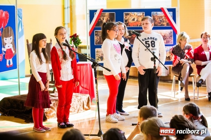 Zdjęcie w galerii na portalu naszraciborz.pl: Głośne czytanie w Szkole Podstawowej nr 13 wiadomości z regionu