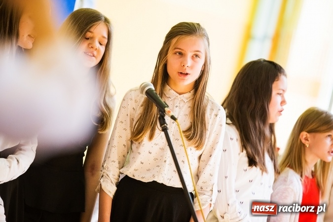 Zdjęcie w galerii na portalu naszraciborz.pl: Głośne czytanie w Szkole Podstawowej nr 13 wiadomości z regionu