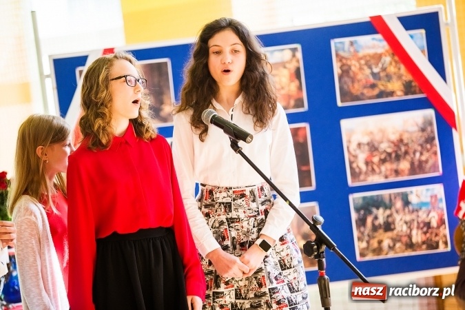 Zdjęcie w galerii na portalu naszraciborz.pl: Głośne czytanie w Szkole Podstawowej nr 13 wiadomości z regionu