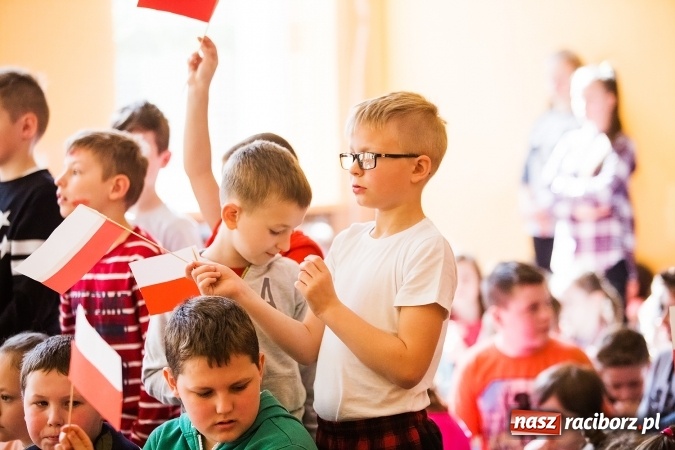 Zdjęcie w galerii na portalu naszraciborz.pl: Głośne czytanie w Szkole Podstawowej nr 13 wiadomości z regionu