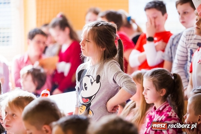 Zdjęcie w galerii na portalu naszraciborz.pl: Głośne czytanie w Szkole Podstawowej nr 13 wiadomości z regionu
