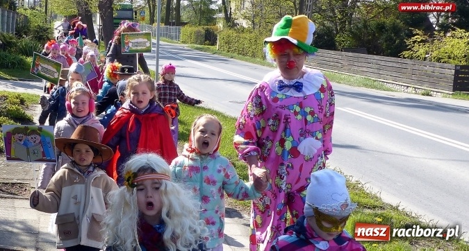 Zdjęcie w galerii na portalu naszraciborz.pl: Parada bajkowych postaci w Brzeziu  wiadomości z regionu