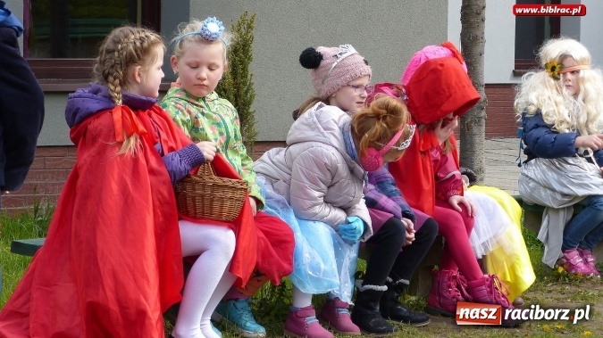 Zdjęcie w galerii na portalu naszraciborz.pl: Parada bajkowych postaci w Brzeziu  wiadomości z regionu