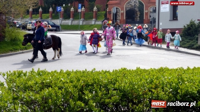 Zdjęcie w galerii na portalu naszraciborz.pl: Parada bajkowych postaci w Brzeziu  wiadomości z regionu