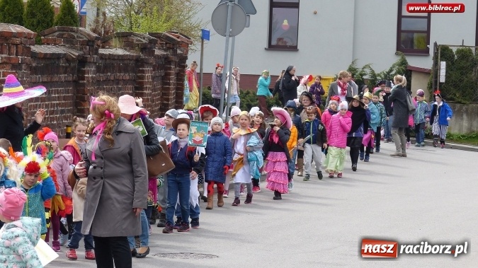 Zdjęcie w galerii na portalu naszraciborz.pl: Parada bajkowych postaci w Brzeziu  wiadomości z regionu