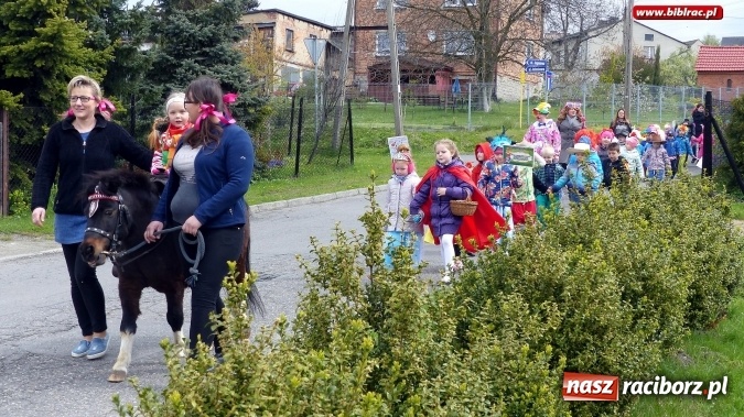 Zdjęcie w galerii na portalu naszraciborz.pl: Parada bajkowych postaci w Brzeziu  wiadomości z regionu