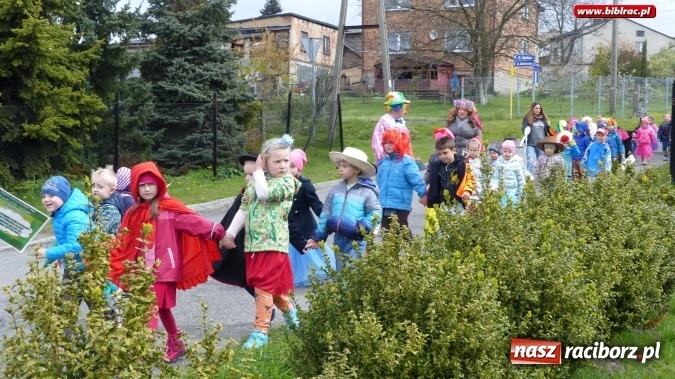 Zdjęcie w galerii na portalu naszraciborz.pl: Parada bajkowych postaci w Brzeziu  wiadomości z regionu