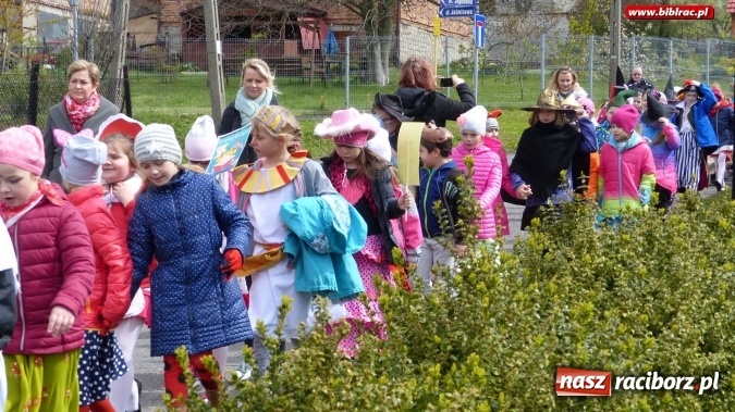 Zdjęcie w galerii na portalu naszraciborz.pl: Parada bajkowych postaci w Brzeziu  wiadomości z regionu