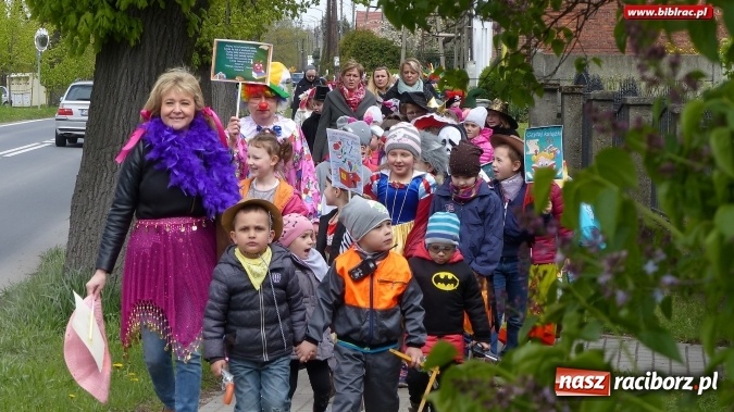 Zdjęcie w galerii na portalu naszraciborz.pl: Parada bajkowych postaci w Brzeziu  wiadomości z regionu