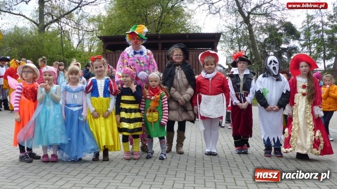Zdjęcie w galerii na portalu naszraciborz.pl: Parada bajkowych postaci w Brzeziu  wiadomości z regionu