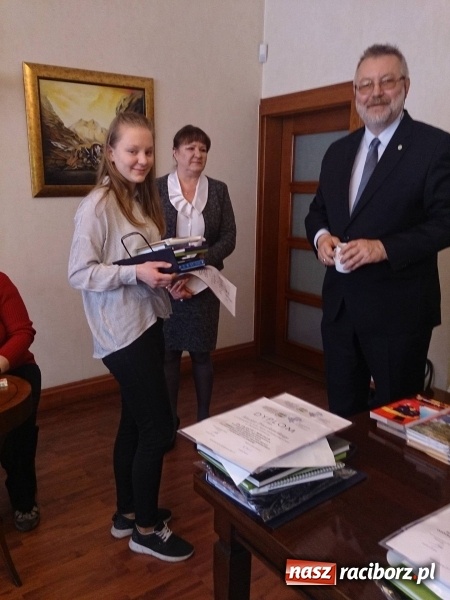 Zdjęcie w galerii na portalu naszraciborz.pl: Uczennice Gimnazjum nr 5 laureatkami wojew&oacute;dzkich eliminacji og&oacute;lnopolskiego konkursu krajoznawczego wiadomości z regionu