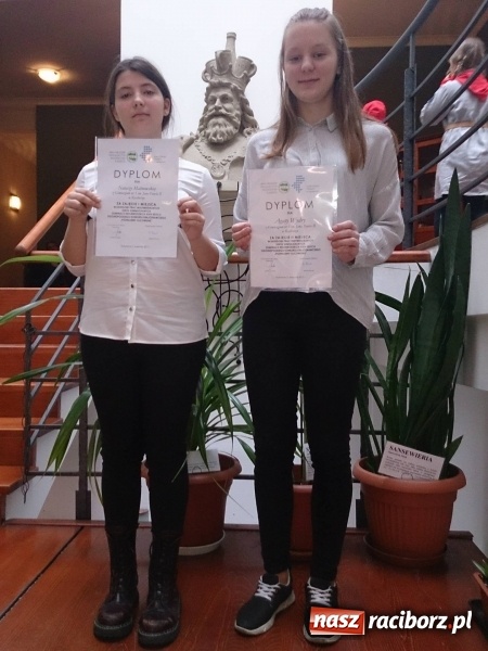 Zdjęcie w galerii na portalu naszraciborz.pl: Uczennice Gimnazjum nr 5 laureatkami wojew&oacute;dzkich eliminacji og&oacute;lnopolskiego konkursu krajoznawczego wiadomości z regionu