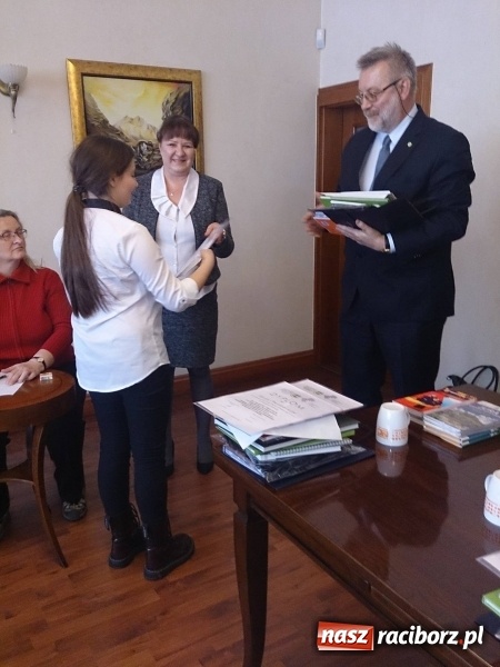 Zdjęcie w galerii na portalu naszraciborz.pl: Uczennice Gimnazjum nr 5 laureatkami wojew&oacute;dzkich eliminacji og&oacute;lnopolskiego konkursu krajoznawczego wiadomości z regionu