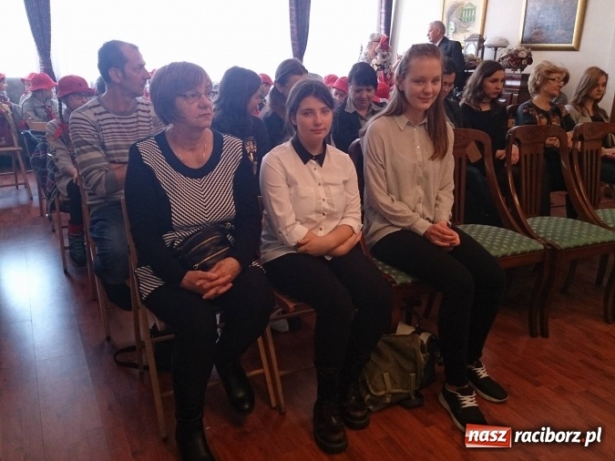 Zdjęcie w galerii na portalu naszraciborz.pl: Uczennice Gimnazjum nr 5 laureatkami wojew&oacute;dzkich eliminacji og&oacute;lnopolskiego konkursu krajoznawczego wiadomości z regionu