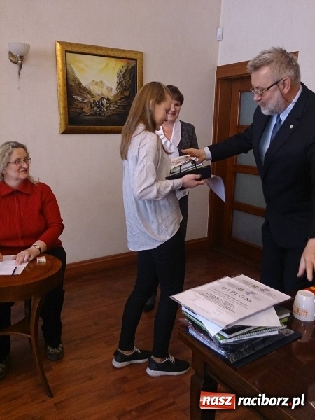 Zdjęcie w galerii na portalu naszraciborz.pl: Uczennice Gimnazjum nr 5 laureatkami wojew&oacute;dzkich eliminacji og&oacute;lnopolskiego konkursu krajoznawczego wiadomości z regionu