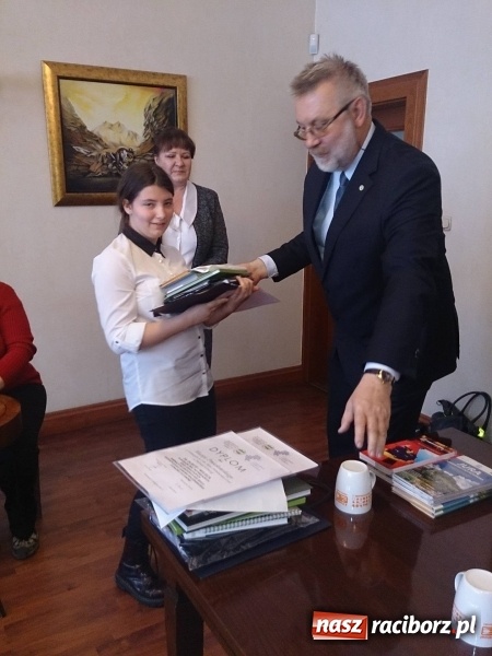 Zdjęcie w galerii na portalu naszraciborz.pl: Uczennice Gimnazjum nr 5 laureatkami wojew&oacute;dzkich eliminacji og&oacute;lnopolskiego konkursu krajoznawczego wiadomości z regionu