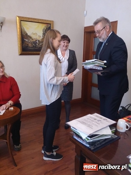 Zdjęcie w galerii na portalu naszraciborz.pl: Uczennice Gimnazjum nr 5 laureatkami wojew&oacute;dzkich eliminacji og&oacute;lnopolskiego konkursu krajoznawczego wiadomości z regionu