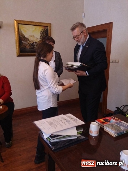 Zdjęcie w galerii na portalu naszraciborz.pl: Uczennice Gimnazjum nr 5 laureatkami wojew&oacute;dzkich eliminacji og&oacute;lnopolskiego konkursu krajoznawczego wiadomości z regionu